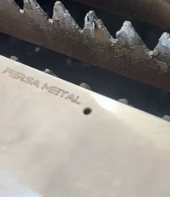 Sac üzerine lazerle işlenmiş FERSA METAL yazısı