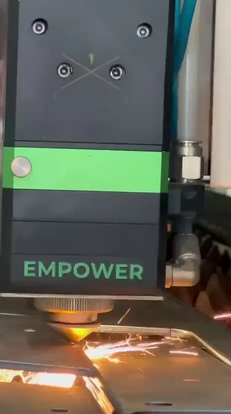 Plaka lazer kesim makinesinin kesim kafası çalışırken